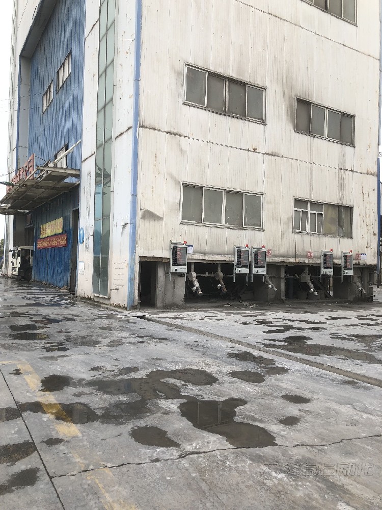 大街上裝混凝土的大卡車，為什么要邊走邊轉？看完長見識了